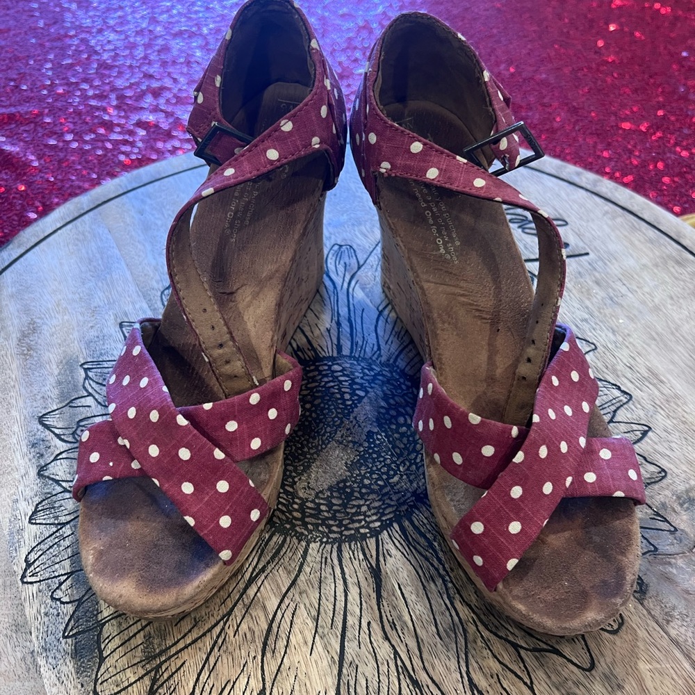 Red and white polka dot Tom’s Wedges sandals 8